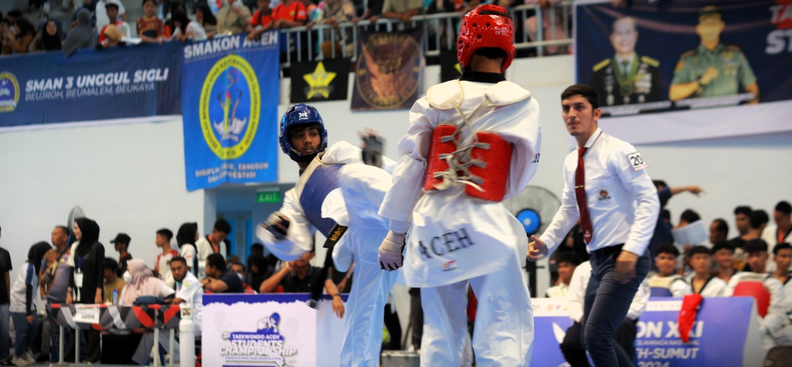 Atlet Taekwondo Phoenix Golden Banda Aceh sedang bertanding